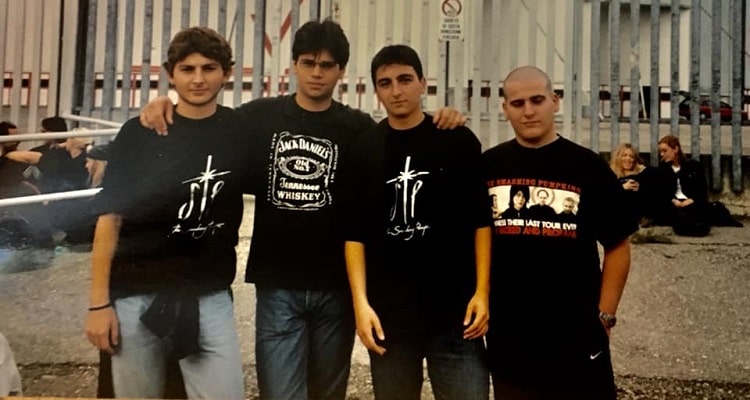 29 Settembre 2000: Riccardo, Riccardo, Nicola ed Emanuele all'ingresso del Palavobis di Milano, in attesa degli Smashing Pumpkins. Vittorio scattava la foto